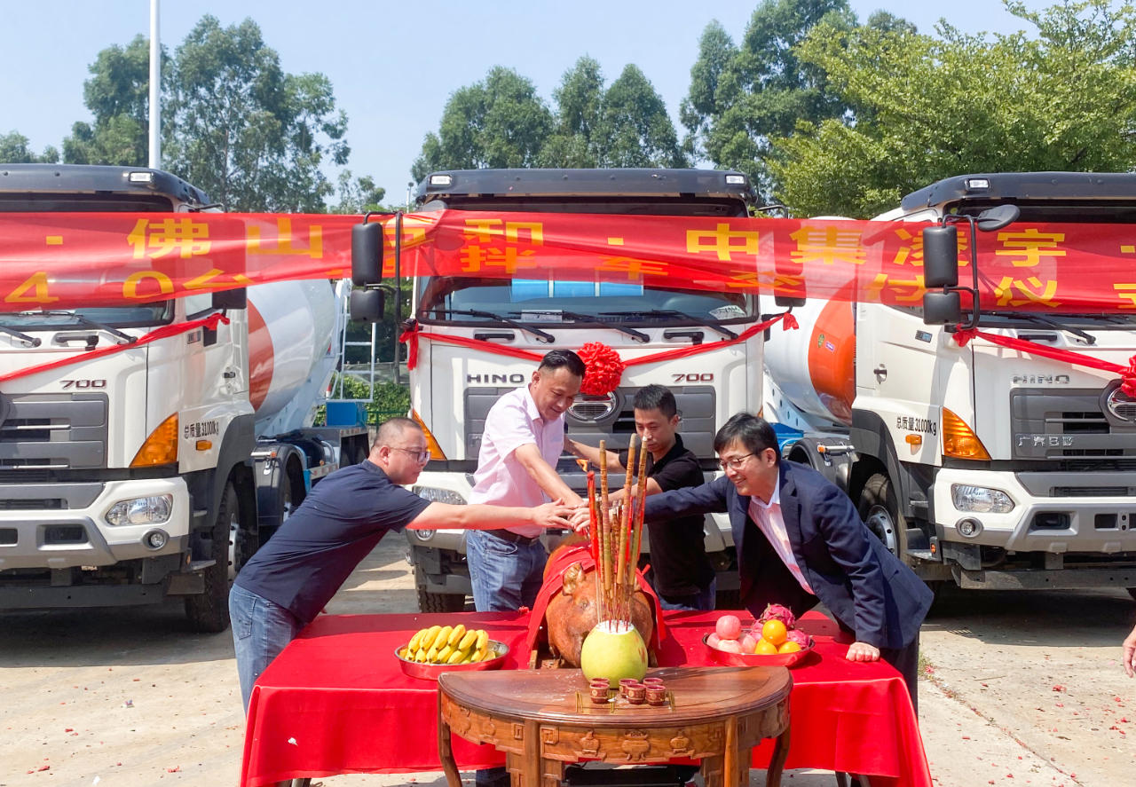 喜氣洋洋共相聚，40臺凌宇攪拌車交付大客戶！