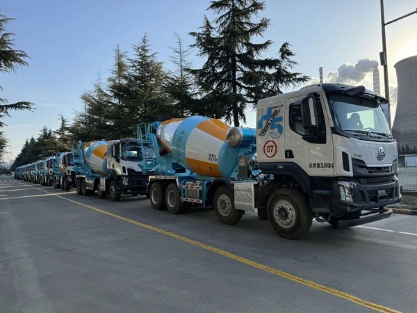 【發(fā)車新聞】再出發(fā)！年年歲歲常相“拌”，“柿柿如意”攪拌車交付時(shí)！