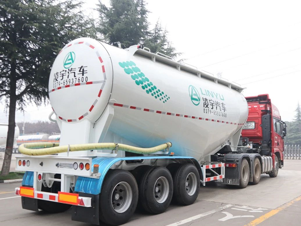 “小白罐”喜迎新搭檔，六大優(yōu)勢帶你揭秘專用牽引車