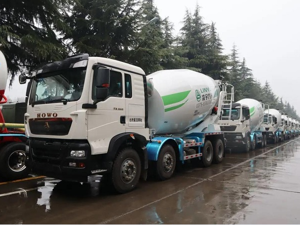 春雨濛濛，氣勢如虹！凌宇攪拌車震撼發(fā)車！